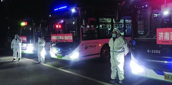 深夜送发烧的学生打针,从各校区转运师生,为返乡学子送站、搬运行李,运送核酸检测样本、物资……学校交通保障人员全力以赴,不舍昼夜。