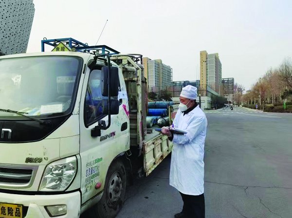 学校安保人员24小时坚守在疫情防控一线,安排巡逻警车助力核酸人员上门为居室监测的师生采集核酸试样,查验入校手续、检查入校车辆,维护核酸检测秩序……守卫学校疫情防控安全的“每一道岗”。