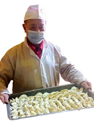 2022 年 冬 至 ,正在施工的长庆物探处 280 队为员工们精心准备了暖心饺 ,为 他 们 驱 走 冬日的严寒。李鹏飞 邱飞摄