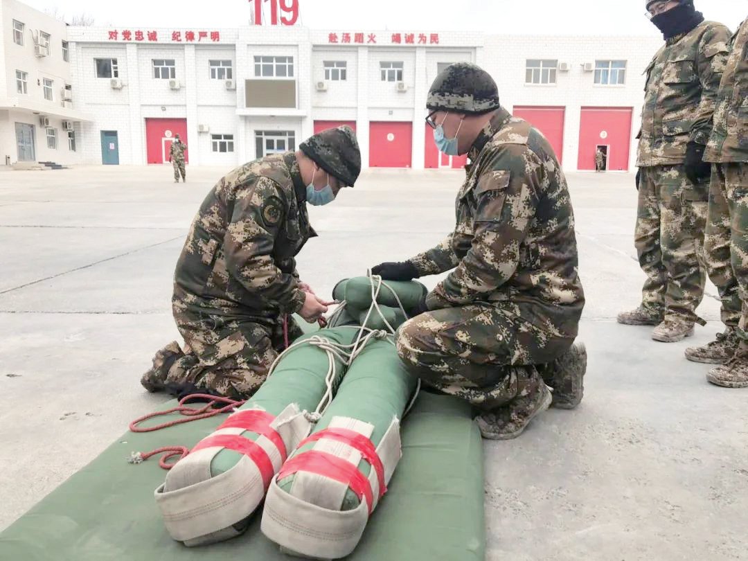 应急抢险救援中心特车队员工正在检查设备情况。应急抢险救援中心消防队员正在进行日常演练。