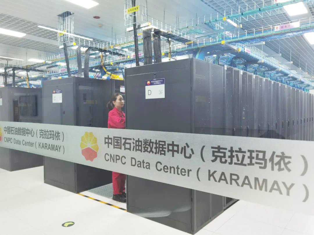 数据公司是新疆油田公司数字化转型智能化发展的先锋队。图为数据公司工作人员正在巡检。