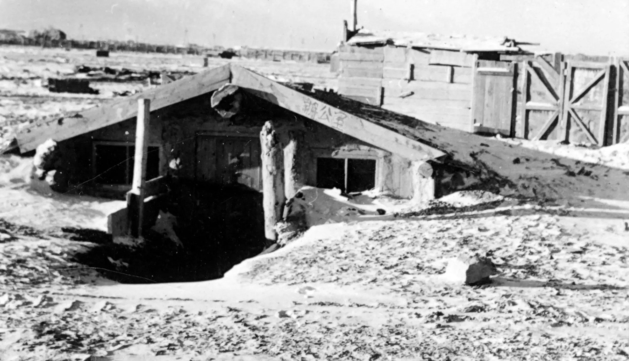 1956年 克 拉玛 依 建设 初 期,人们住的地窑。