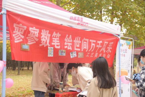 社团 负责人耐 心地为新生介绍社团以及其活动内容等相关事项,协助他们填写报名表。