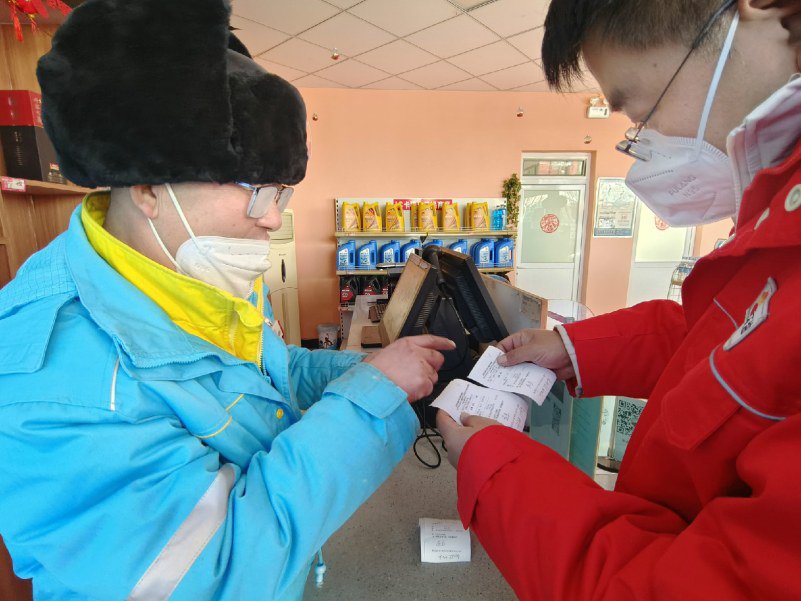 1 月 14 日至 28 日,因临河西三维项目受地区铁路运 输 部 署 临 时 调 整 影 响 ,原 定 点 油 站 正 常 储 备 的 -35#柴油 2 日后即将面临断油危机。物资供应中心任丘分中心“成品油临时保障组”兵分三路踏上“找油之路”,全力确保项目油品需求。 贾霏 王佳茵 摄