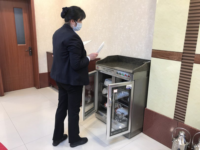 今年春节是物探培训中心外宾宾馆餐饮服务部主管张燕第 6 次在岗过年。春节期间,餐饮部需要提供公司机关值班人员和住宿客人的餐食,工作量虽然不大,但不能懈怠。餐饮部更新了菜谱,更是在除夕和初一做出了别有新意的菜肴。王静 摄
