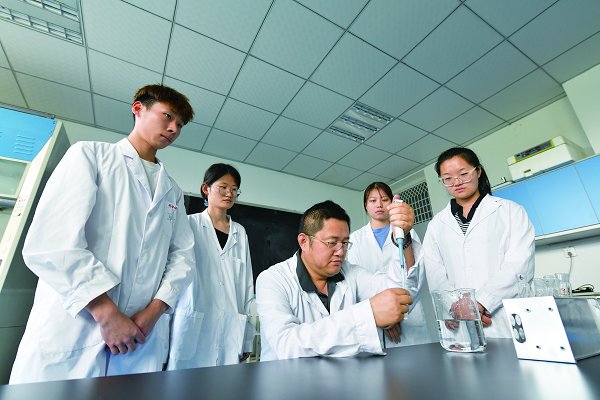 李路胜指导学生做实验 侯孟春 摄