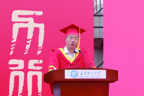 校长曹一家在毕业典礼上致辞。