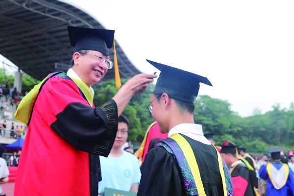 校党委书记付宏渊为毕业生拨穗正冠。